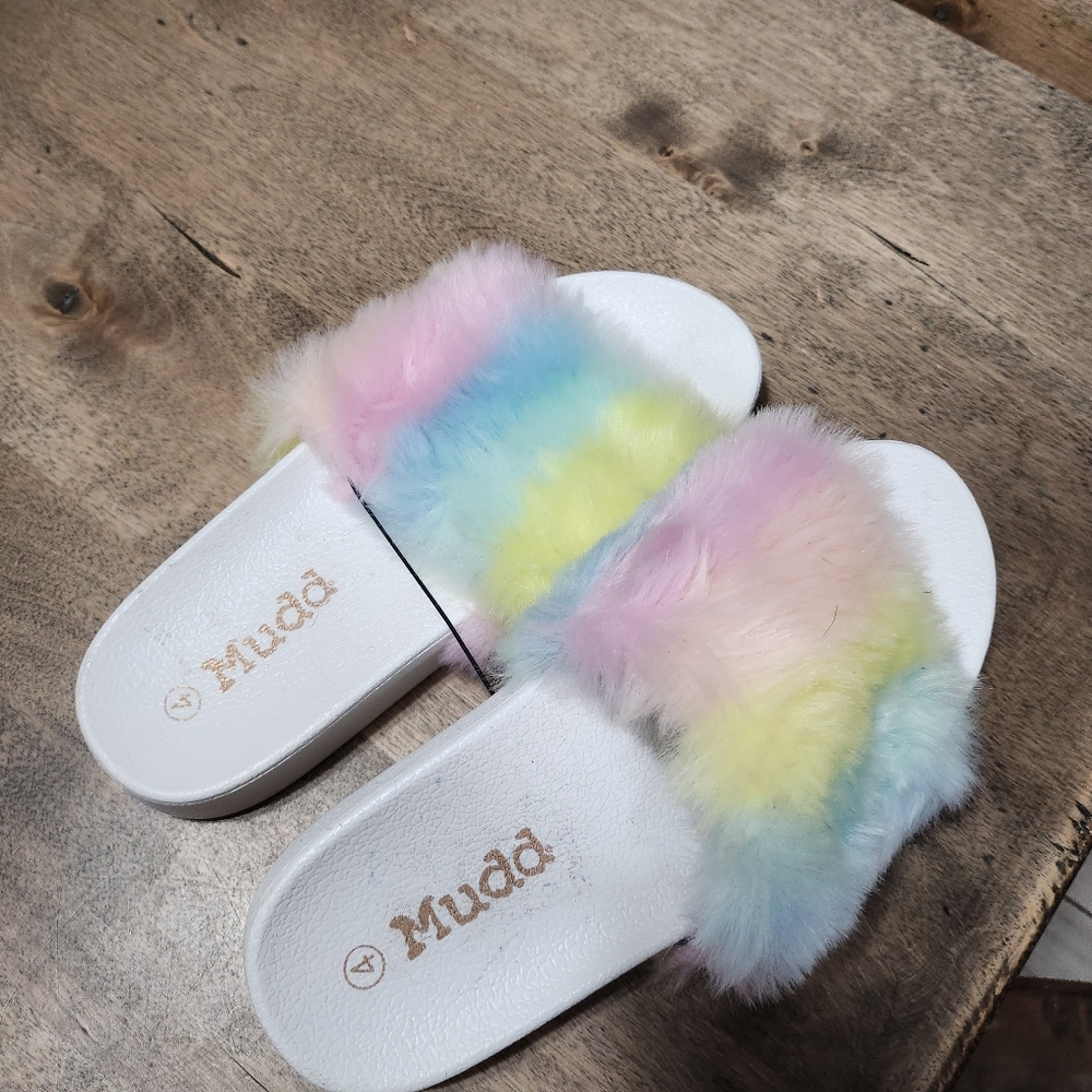 Mudd New girls size 4 fuzzy slide sandal